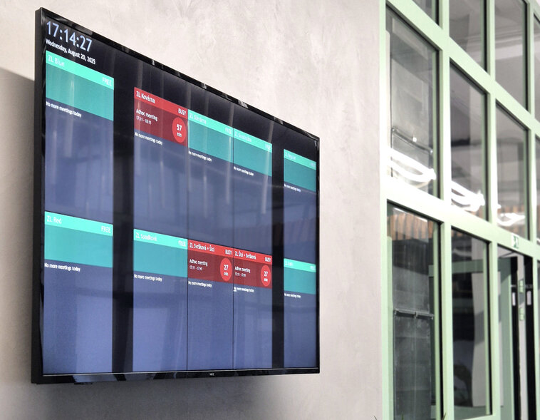 Zobrazení obsazenosti jednacích místností na velké obrazovce