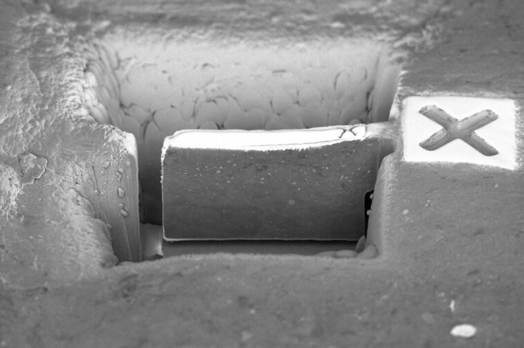 obrázek z elektronového mikroskopu: rozporcovaná lamela, která se bude ztenčovat a leštit.