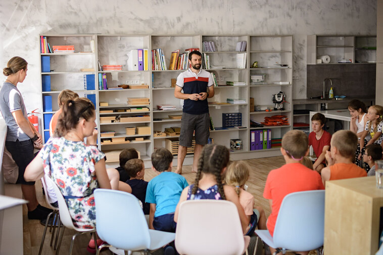 Výuka algoritmizace s roboty Edison na Montessori škole ve Zlíně.