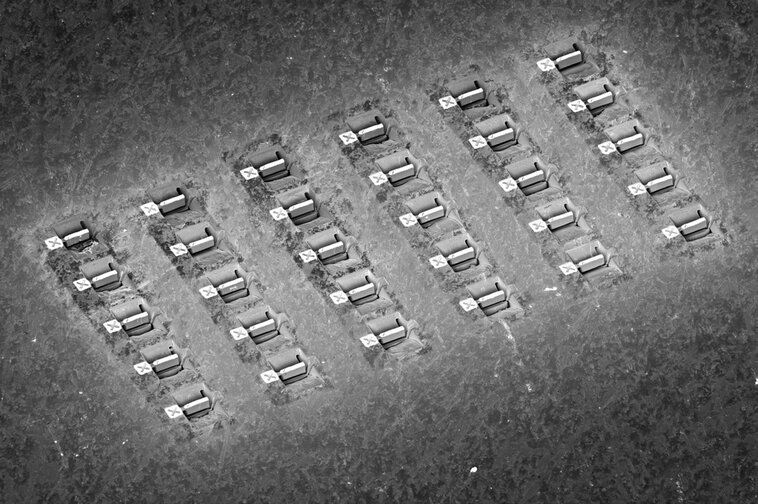 obrázek z elektronového mikroskopu: 5x6 pole lamel připravených k vytáhnutí (lift out)